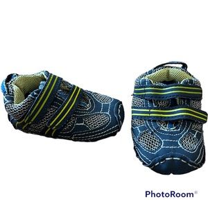 🔹Baby boy size 1 slide-on Velcro sneakers with padded bottom, never worn🔹